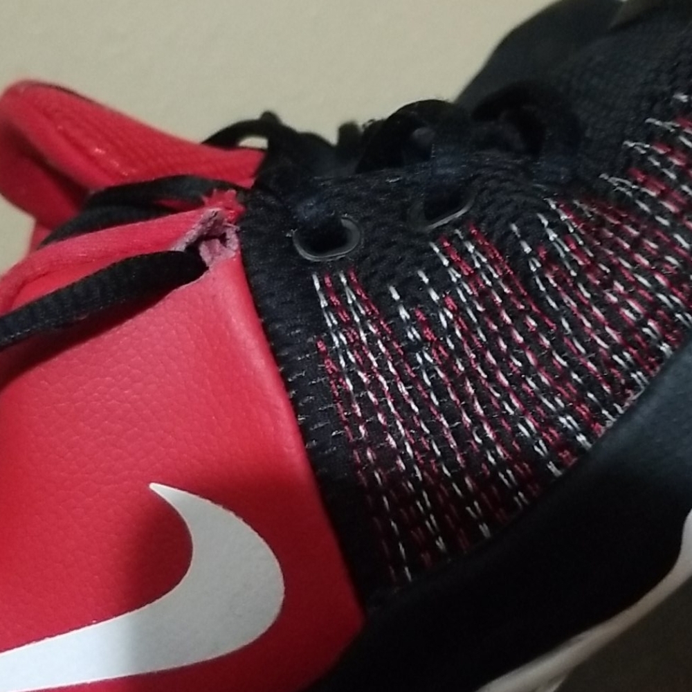 Nike Hustle Quick Shoes Black Red Size 4Y Youth - Picture 9 of 10